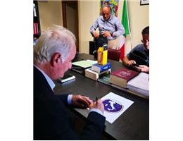 Giancarlo Barra mentre firma il simbolo di DEMOS ITALIA